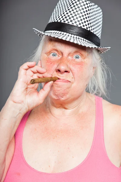Donna anziana con cappello e sigaro fumante. Figo e alla moda. Studio girato isolato su sfondo grigio . — Foto Stock