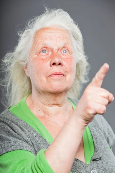 Donna anziana capelli bianchi grigi facendo pose spirituali. Viso e mani espressivi. Studio girato isolato su sfondo grigio . — Foto Stock