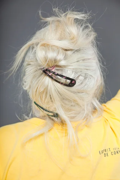 Cabeça traseira de mulher sênior com cabelo cinza longo. Estúdio tiro isolado em fundo cinza . — Fotografia de Stock
