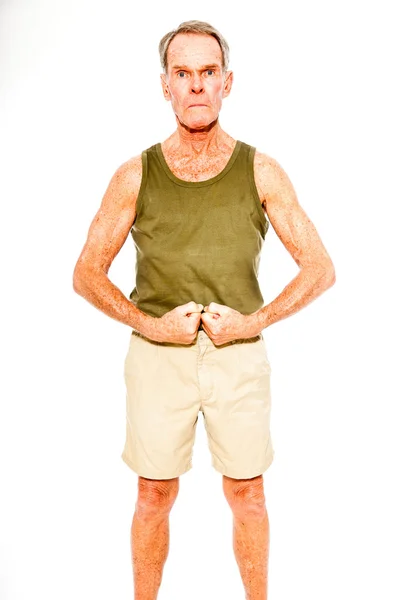 Sportovní dobře vypadající starší muž příležitostné letní oblečení proti bílé zdi. cvičit svaly. šťastný, zábavný a charakteristické. izolovaný. Studio záběr. — Stock fotografie