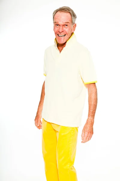 Expressieve goed uitziende senior man casual zomer gekleed tegen witte muur. Gelukkig, grappige en karakteristiek. geïsoleerd. studio opname. — Stockfoto