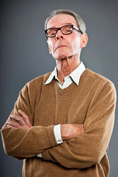 表現力豊かな探してシニア男良い灰色の壁に対して眼鏡をかけています。面白いと特性。よく服を着てください。スタジオ撮影. — ストック写真