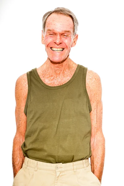 Выразительный, хорошо выглядящий пожилой мужчина, одетый в летнее платье, прислонившееся к белой стене. Счастливый, забавный и характерный. Изолирована. Снимок студии . — стоковое фото
