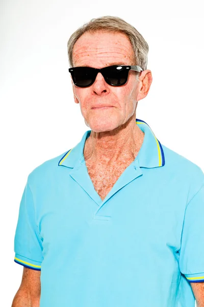 Expressive beau senior homme casual été habillé contre le mur blanc. Elle porte des lunettes de soleil. Heureux, drôle et caractéristique. Isolé. Plan studio . — Photo