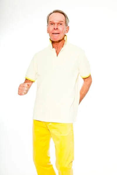 Expresivo hombre de buen aspecto verano casual vestido contra la pared blanca. Feliz, divertido y característico. Aislado. Captura de estudio . —  Fotos de Stock