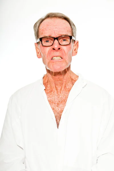 Expressive beau senior homme casual été habillé contre le mur blanc. Je porte des lunettes. Heureux, spirituel et caractéristique. Isolé. Plan studio . — Photo
