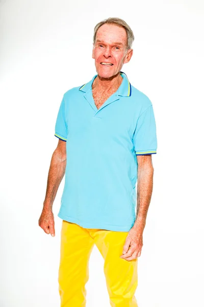 Uttrycksfulla bra söker senior mannen ledig sommar klädd mot vit vägg. glada, roliga och karakteristiska. isolerade. Studio skott. — Stockfoto
