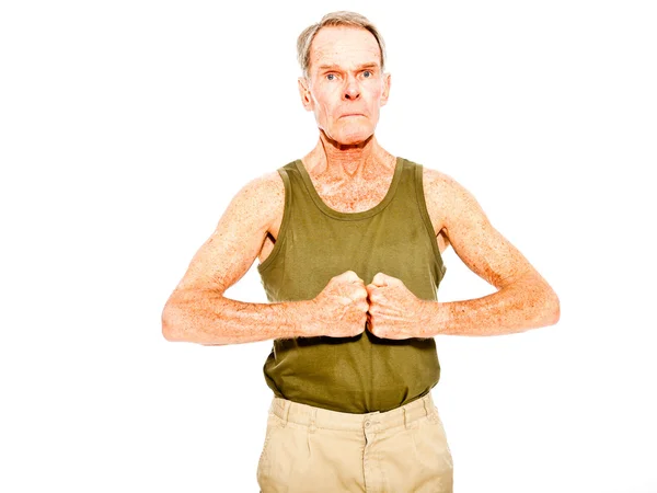 Атлетический красивый старший мужчина летом одевается против белой стены. Тренирую его мышцы. Счастливый, забавный и характерный. Изолирована. Снимок студии . — стоковое фото