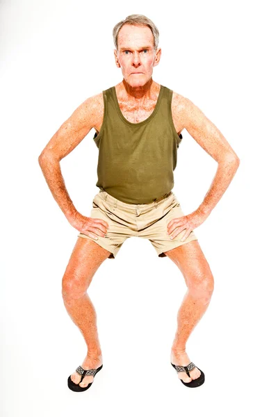 Athletic bra söker senior mannen ledig sommar klädd mot vit vägg. träna sina muskler. glada, roliga och karakteristiska. isolerade. Studio skott. — Stockfoto