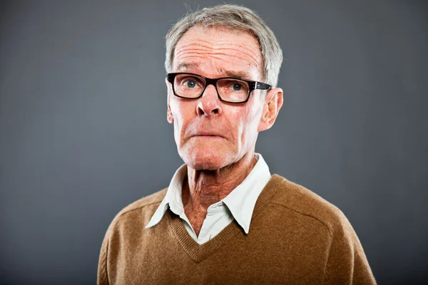 Ekspresyjny dobry starszy mężczyzna w okularach szarej ścianie. zabawny i charakterystyczne. dobrze ubrany. łapka. — Zdjęcie stockowe
