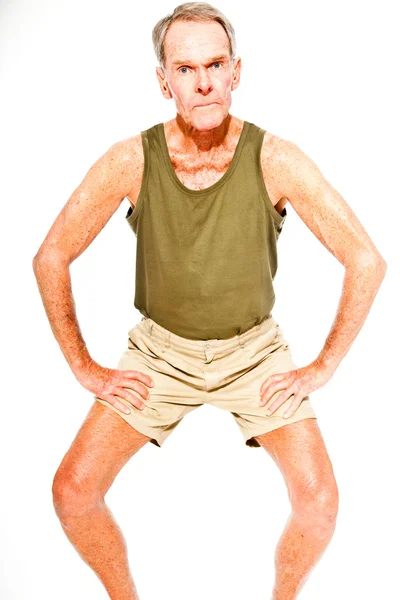 Sportowe dobry patrząc starszy człowiek dorywczo lato ubrany w białą ścianę. pracuje się jego mięśnie. szczęśliwy, zabawny i charakterystyczne. na białym tle. łapka. — Zdjęcie stockowe