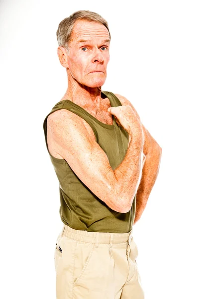 Атлетический красивый старший мужчина летом одевается против белой стены. Тренирую его мышцы. Счастливый, забавный и характерный. Изолирована. Снимок студии . — стоковое фото