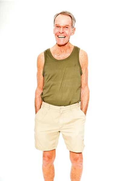 Uttrycksfulla bra söker senior mannen ledig sommar klädd mot vit vägg. glada, roliga och karakteristiska. isolerade. Studio skott. — Stockfoto