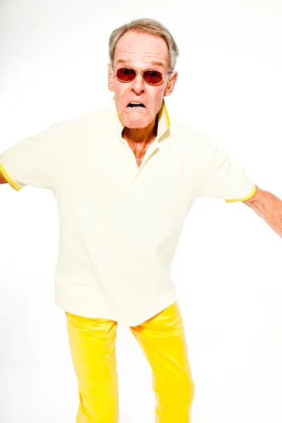 Expresivo hombre de buen aspecto verano casual vestido contra la pared blanca. Llevando gafas de sol. Feliz, divertido y característico. Aislado. Captura de estudio . —  Fotos de Stock