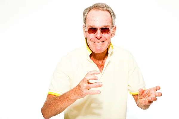 Ausdrucksstarker gut aussehender älterer Herr, lässig sommerlich gekleidet vor weißer Wand. mit Sonnenbrille. glücklich, lustig und charakteristisch. Vereinzelt. Studioaufnahme. — Stockfoto