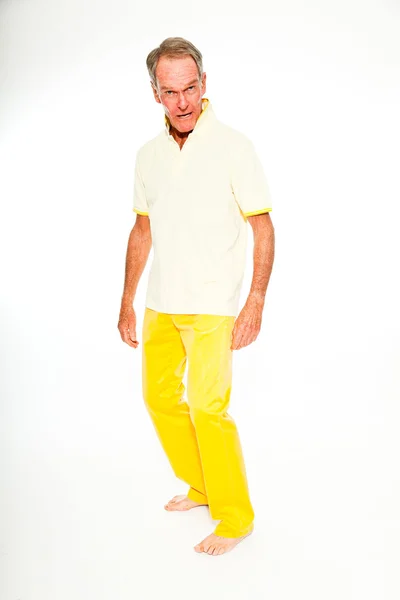 Виразно добре виглядає старший чоловік випадкове літо, одягнене на білу стіну. Щасливий, смішний і характерний. Ізольовані. Студійний знімок . — стокове фото