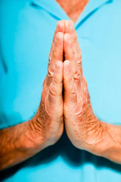 Andliga händerna på äldre man. närbild. Studio skott. — Stockfoto