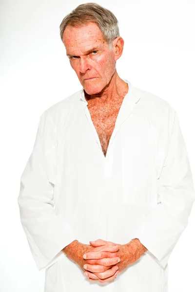 Uttrycksfulla bra söker senior mannen ledig sommar klädd mot vit vägg. andliga och karakteristiska. isolerade. Studio skott. — Stock fotografie