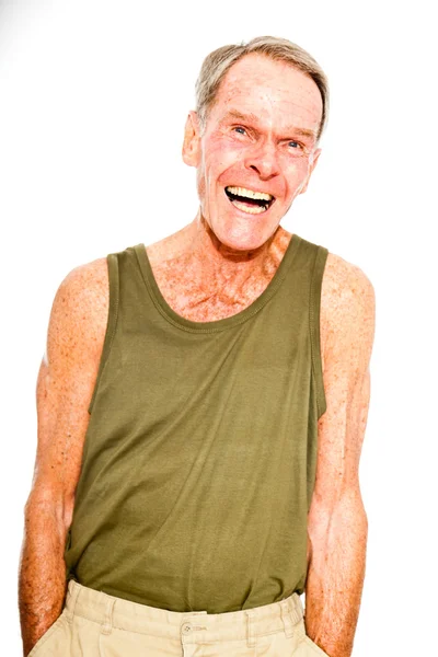 Expresivní dobře vypadající starší muž příležitostné letní oblečení proti bílé zdi. šťastný, zábavný a charakteristické. izolovaný. Studio záběr. — Stock fotografie