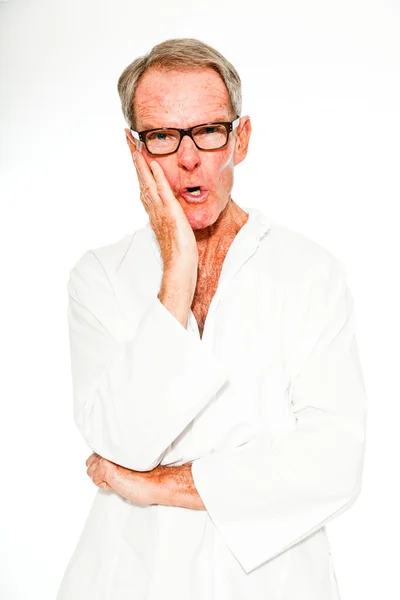 Uttrycksfulla bra söker senior mannen ledig sommar klädd mot vit vägg. glasögon. glad, spirtitual och kännetecken. isolerade. Studio skott. — Stockfoto