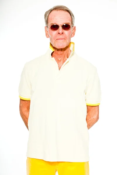 白い壁に対して表現の良い探してシニア男性カジュアルな夏の服を着てください。サングラスをかけています。幸せな、面白いと特性。分離されました。スタジオ撮影. — ストック写真