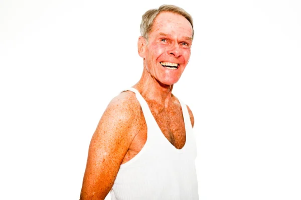 Виразні добре дивлячись старший чоловік випадковий літніх одягнені білі стіни. щасливі, смішний і характерні. ізольовані. Студія постріл. — Stock Fotó