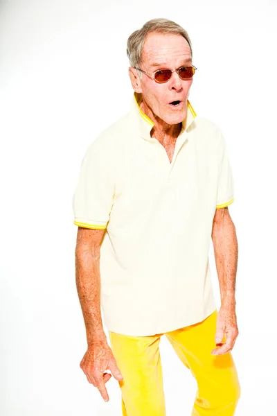 Expressivo bem parecido homem sênior verão casual vestido contra a parede branca. A usar óculos de sol. Feliz, engraçado e característico. Isolado. Estúdio . — Fotografia de Stock