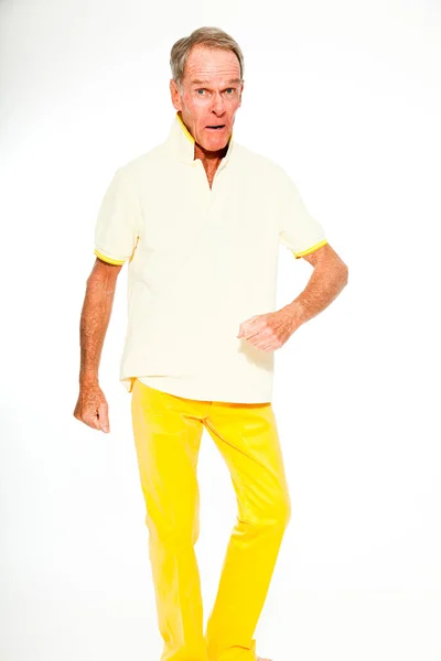 Espressivo buon aspetto anziano estate casual uomo vestito contro muro bianco. Felice, divertente e caratteristico. Isolato. Studio girato . — Foto Stock