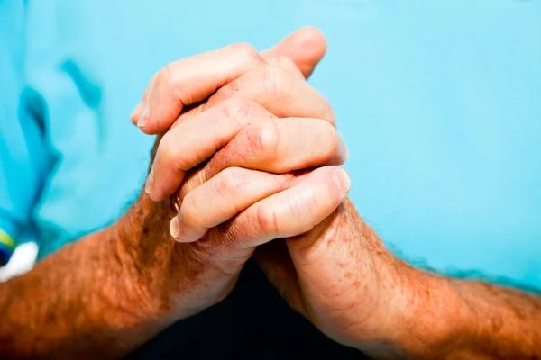 Andliga händerna på äldre man. närbild. Studio skott. — Stockfoto