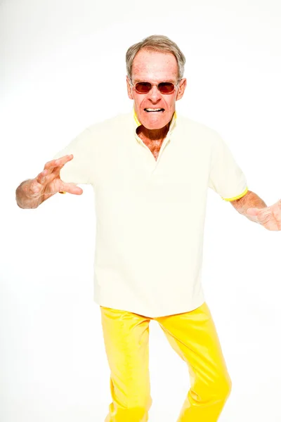 Expressivo bem parecido homem sênior verão casual vestido contra a parede branca. A usar óculos de sol. Feliz, engraçado e característico. Isolado. Estúdio . — Fotografia de Stock