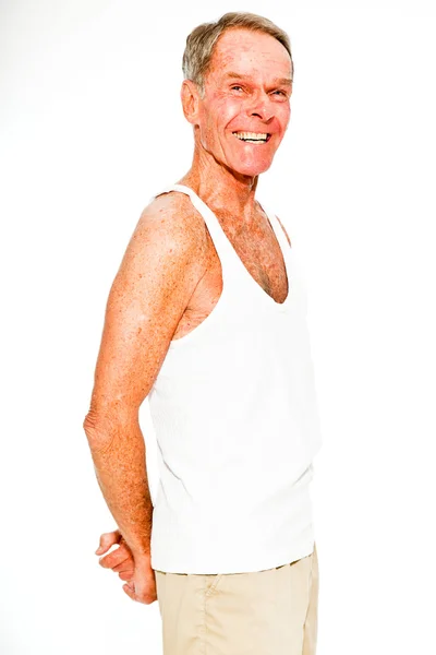 Expressieve goed uitziende senior man casual zomer gekleed tegen witte muur. Gelukkig, grappige en karakteristiek. geïsoleerd. studio opname. — Stockfoto