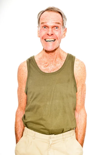 Ekspresyjny dobry patrząc starszy człowiek dorywczo lato ubrany w białą ścianę. szczęśliwy, zabawny i charakterystyczne. na białym tle. łapka. — Zdjęcie stockowe