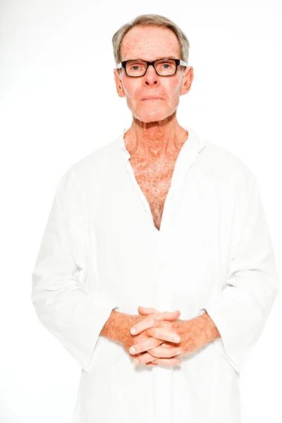 Kifejező jó látszó idősebb férfi alkalmi nyári öltözve, fehér falhoz. szemüveg viselése. boldog, spirtitual és a jellemző. elszigetelt. stúdió felvétel. — Stock Fotó