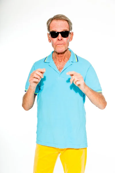 Ekspresyjny dobry patrząc starszy człowiek dorywczo lato ubrany w białą ścianę. nosi okulary. szczęśliwy, zabawny i charakterystyczne. na białym tle. łapka. — Zdjęcie stockowe