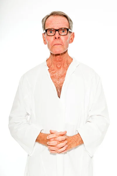 Ausdrucksstarker gut aussehender älterer Herr, lässig sommerlich gekleidet vor weißer Wand. Brille auf. glücklich, spirtituell und charakteristisch. Vereinzelt. Studioaufnahme. — Stockfoto