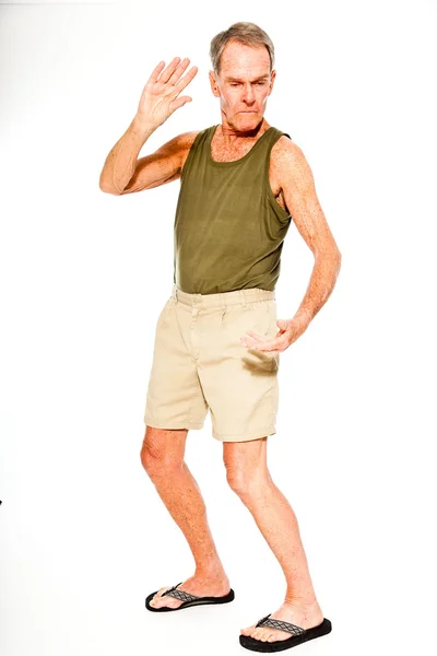 Atlético de boa aparência homem sênior casual verão vestido contra a parede branca. A exercitar os músculos. Feliz, engraçado e característico. Isolado. Estúdio . — Fotografia de Stock