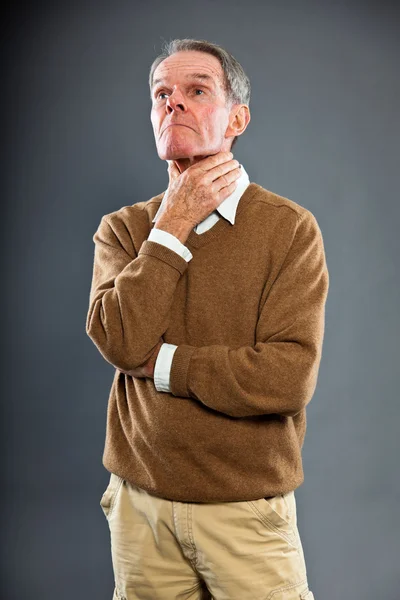 Expressive good looking senior man against grey wall. Funny and characteristic. Well dressed. Studio shot. — Stock Photo, Image