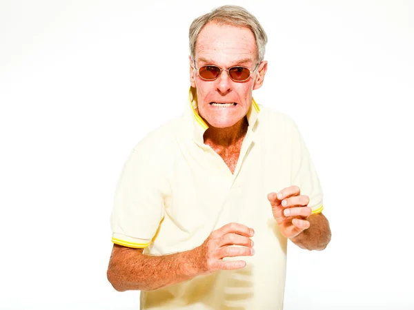 Expresivní dobře vypadající starší muž příležitostné letní oblečení proti bílé zdi. sluneční brýle. šťastný, zábavný a charakteristické. izolovaný. Studio záběr. — Stock fotografie