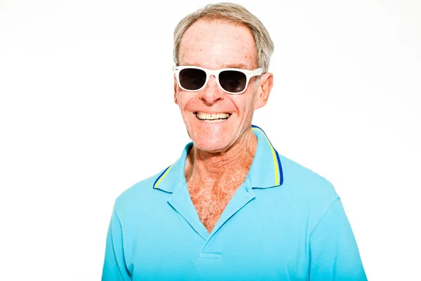 표현 좋은 찾고 수석 남자 캐주얼 여름 흰 벽에는 옷을 입고. 선글라스를 착용 합니다. 행복 하 고, 재미 있고 독특한 있습니다. 격리. 스튜디오 촬영. — 스톡 사진