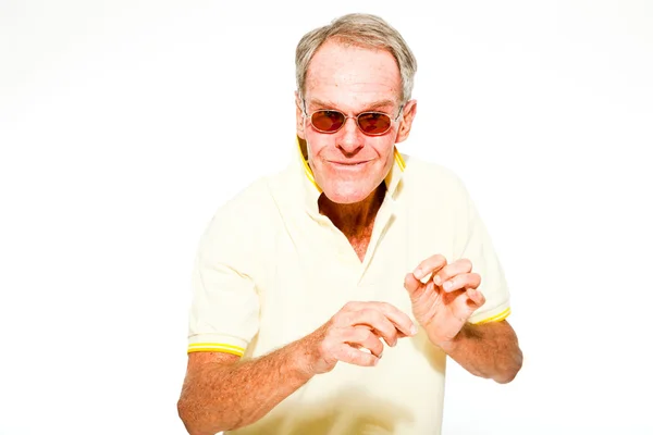 Expresivní dobře vypadající starší muž příležitostné letní oblečení proti bílé zdi. sluneční brýle. šťastný, zábavný a charakteristické. izolovaný. Studio záběr. — Stock fotografie