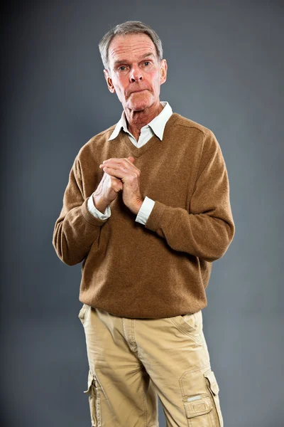 Espressivo bell'uomo anziano contro il muro grigio. Divertente e caratteristico. Ben vestita. Studio girato . — Foto Stock