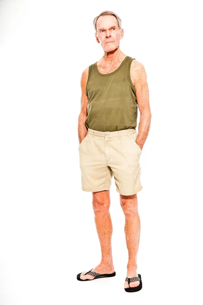 Виразно добре виглядає старший чоловік випадкове літо, одягнене на білу стіну. Щасливий, смішний і характерний. Ізольовані. Студійний знімок . — стокове фото