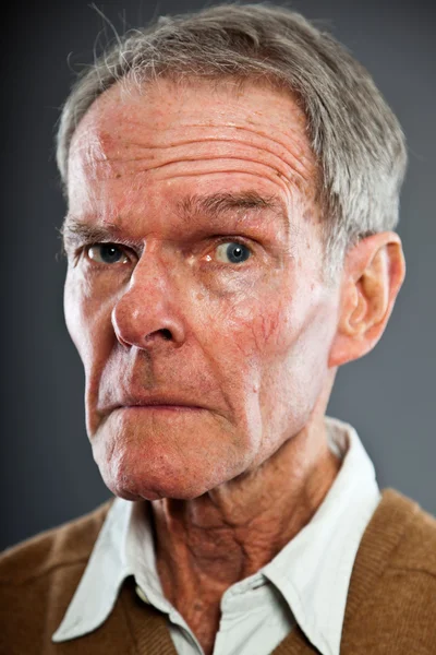 Imponerende kjekk eldre mann mot grå vegg. Morsom og karakteristisk. Godt kledd. Studio-opptak . – stockfoto