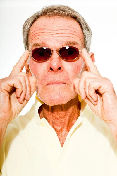 Espressivo buon aspetto anziano estate casual uomo vestito contro muro bianco. Indossa gli occhiali da sole. Felice, divertente e caratteristico. Isolato. Studio girato . — Foto Stock
