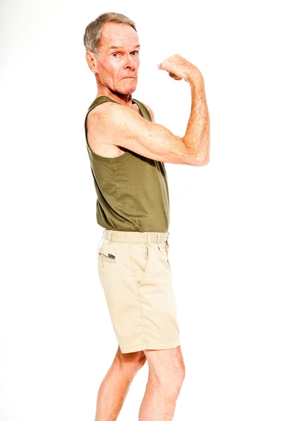 Atletische goed uitziende senior man casual zomer gekleed tegen witte muur. uit zijn spieren te werken. Gelukkig, grappige en karakteristiek. geïsoleerd. studio opname. — Stockfoto