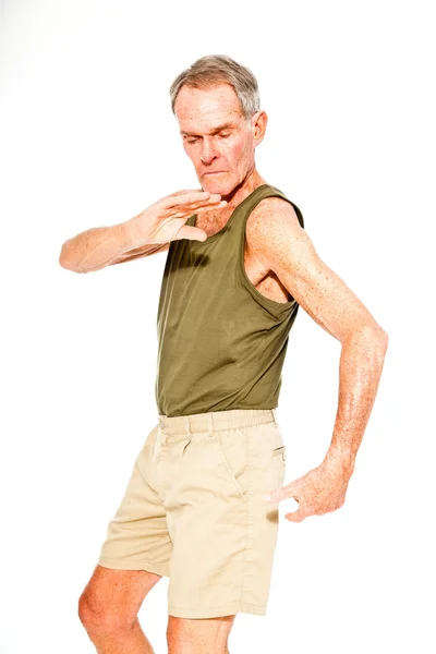 Atletische goed uitziende senior man casual zomer gekleed tegen witte muur. uit zijn spieren te werken. Gelukkig, grappige en karakteristiek. geïsoleerd. studio opname. — Stockfoto