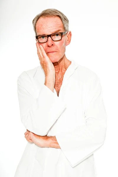 Expresivní dobře vypadající starší muž příležitostné letní oblečení proti bílé zdi. nošení brýlí. Happy, spirtitual a charakteristiku. izolovaný. Studio záběr. — Stock fotografie