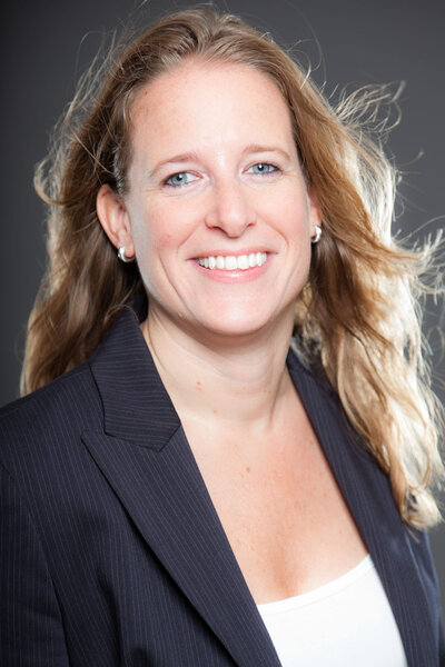 Красивая деловая женщина длинные светлые волосы в синем костюме. Изолирован на сером фоне. Снимок студии
.