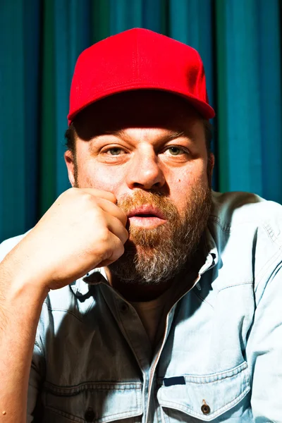 Hombre con barba y gorra roja. Retrato de un camionero . —  Fotos de Stock