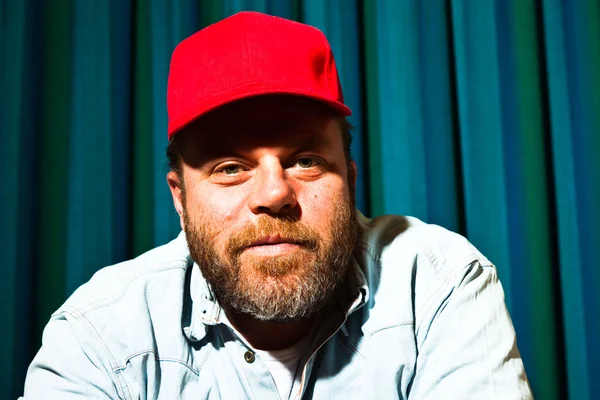 Adam sakal ve kırmızı kap. bir kamyon şoförü portresi. — Stok fotoğraf